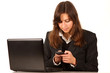 Jeune femme dans un bureau tape un message sur son portable Jeune femme dans un bureau tape un message sur son portable
