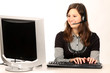 Jeune femme dans un bureau de support Jeune femme dans un bureau de support