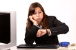 Jeune femme qui s'ennuie au bureau Jeune femme qui s'ennuie au bureau