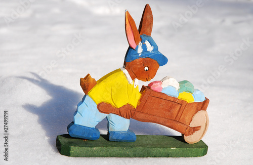 Photo: Holzosterhasen Figur im Schnee Holzosterhasen Figur im Schnee