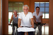 Älterer Mann auf Spinning-Rad