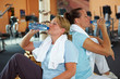 Frauen trinken Wasser