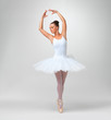 Foto: Young ballet dancer wearing tutu against white - copyspace Young ballet dancer wearing tutu against white - copyspace