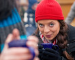 Frauen auf Weihnachtsmarkt trinken Glühwein