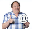 homme heureux adepte d'internet