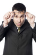 jeune homme observant audessus de ses lunettes