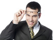 jeune homme avec lunettes hypermétrope