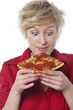 jeune femme hypnotisée adorant pizza jeune femme hypnotisée adorant pizza