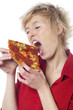 jeune femme mangeant une portion de pizza