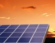 Griglia di pannelli fotovoltaici al tramonto