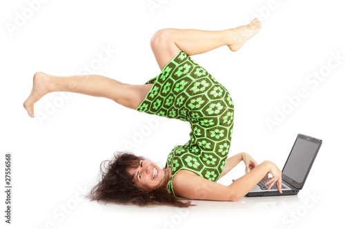 Foto: The flexible happy woman with the laptop on a white background The flexible happy woman with the laptop on a white background