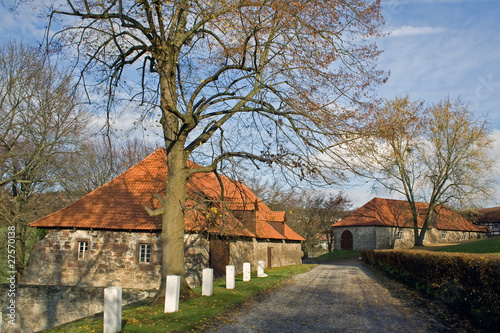 Photo: Burg Adelebsen: Hofgebäude im Herbst (Niedersachsen) Burg Adelebsen: Hofgebäude im Herbst (Niedersachsen)
