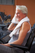 Schwitzende Seniorin im Fitnesscenter