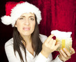 Jugendliche packt das falsche geschenk aus