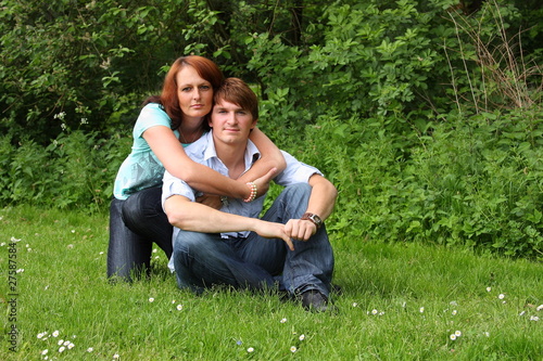 Foto: paar auf der wiese paar auf der wiese