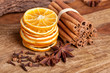 Scheiben von getrockneter Orange mit Zimt und Sternanis