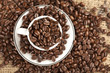 Espresso Tasse voll mit gerösteten Kaffeebohnen
