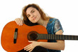 Junge Frau im Sommerkleid mit akustischer Gitarre