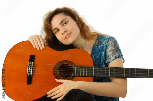 Photo: Junge Frau im Sommerkleid mit akustischer Gitarre Junge Frau im Sommerkleid mit akustischer Gitarre