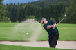 Profi schlägt Ball aus Bunker
