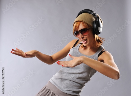 Foto: Stylish dancing young girl Stylish dancing young girl