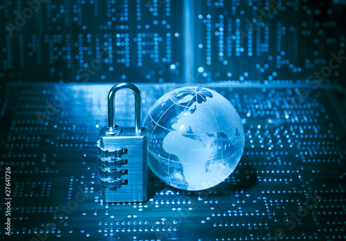 Foto: Lock and network cable with computer keyboard background . Lock and network cable with computer keyboard background .