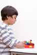 bambino gioca con costruzioni