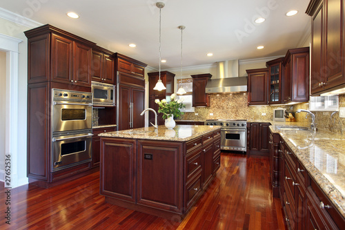 Foto: Kitchen with cherry wood cabinetry Kitchen with cherry wood cabinetry