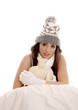 Foto: Young woman shivering in bed to keep warm Young woman shivering in bed to keep warm