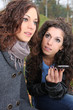 ragazze ascoltano in vivavoce ragazze ascoltano in vivavoce
