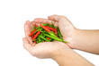 mano con peperoncini