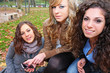 ragazze amiche al parco ragazze amiche al parco