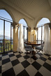 veranda con vista mare, tavolo rotondo