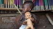 Kind mit Puppe