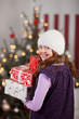 mädchen mit geschenken