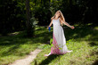 Foto: Pretty woman posing in forest Pretty woman posing in forest