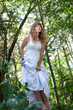 Foto: Pretty woman posing in forest Pretty woman posing in forest