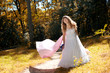 Foto: Pretty woman posing in forest Pretty woman posing in forest