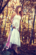 Foto: Pretty woman posing in forest Pretty woman posing in forest