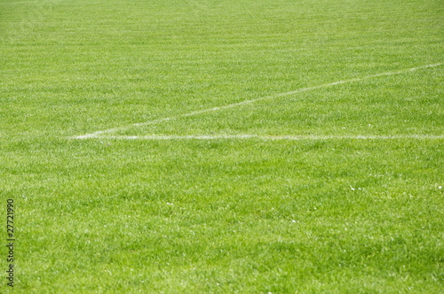Photo: Grüner Fußballrasen mit Spielfeldmarkierung Grüner Fußballrasen mit Spielfeldmarkierung