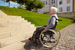 Rollstuhlfahrer vor Treppenstufen
