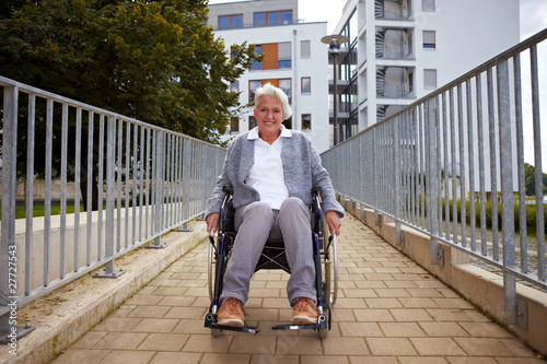 Foto: Seniorin im Rollstuhl auf Rampe Seniorin im Rollstuhl auf Rampe