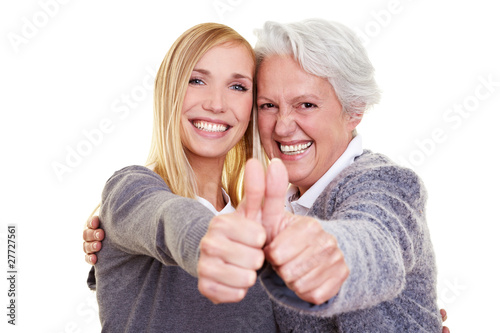 Photo: Oma und Enkeltochter halten Daumen hoch Oma und Enkeltochter halten Daumen hoch