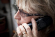 Seniorin telefoniert
