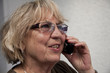 Seniorin telefoniert
