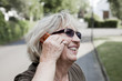 Seniorin telefoniert
