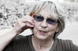 Seniorin telefoniert