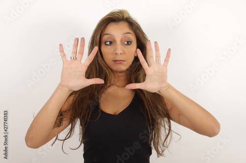 Photo: Junge Schönheit schaut überrascht auf ihre Hände Junge Schönheit schaut überrascht auf ihre Hände
