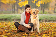 Foto: Beautiful woman and her dog (Labrador retriever) Beautiful woman and her dog (Labrador retriever)