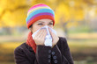 Foto: Woman with tissue having flu or allergy Woman with tissue having flu or allergy